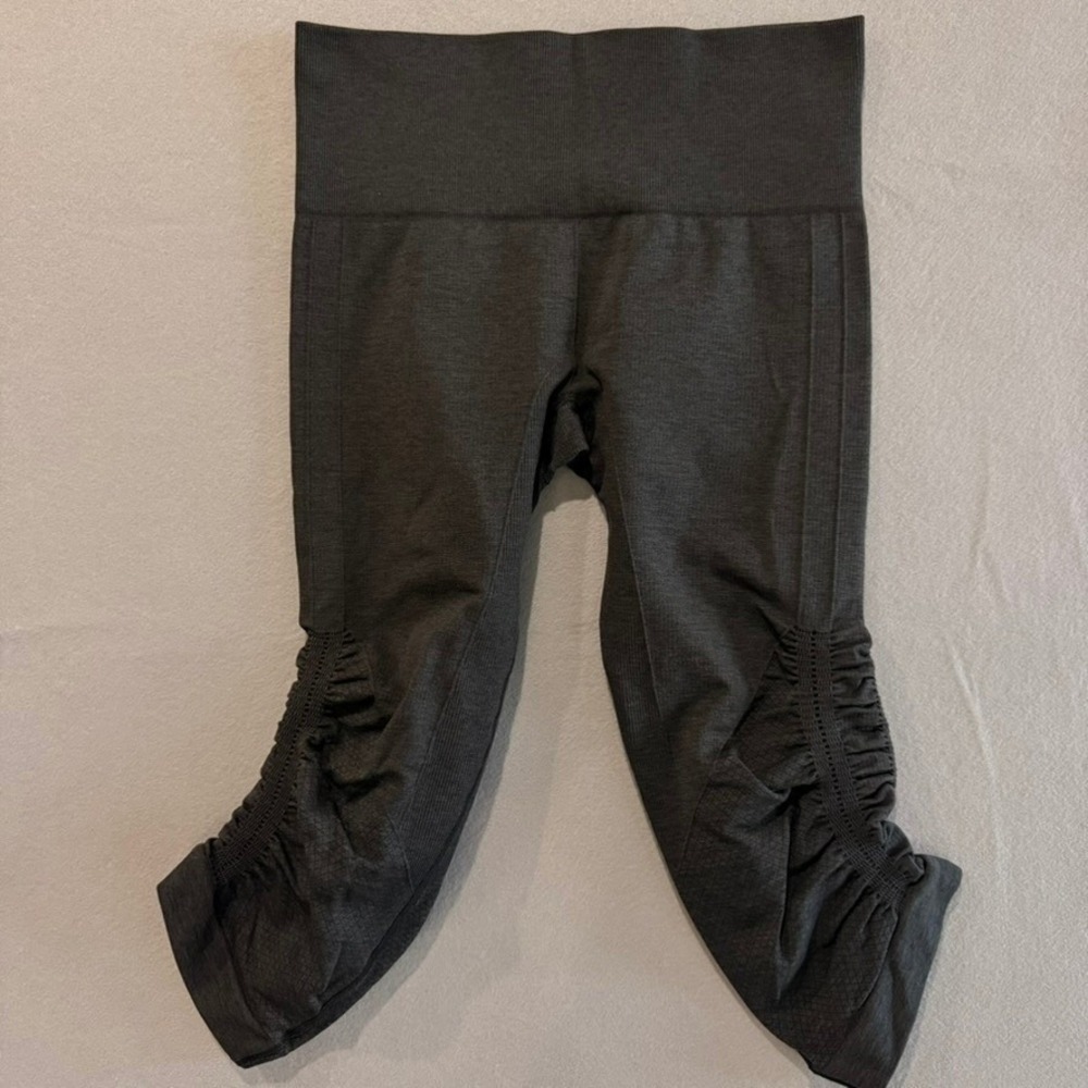 Lululemon Women Sz 4 Ebb to Street Tight II Crop Seamless Leggings Ruched Gray